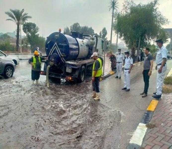 غمرت مياه الأمطار شوارع جدة وأغلقت الكثير من الشوارع . وسببت خسائر فى الممتلكات